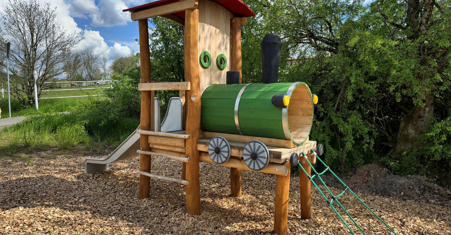 Kinderspielgerät Lokomotive am Rastplatz Mühlberghof