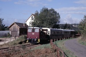 Einfahrt der Museumsbahn Hochwaldbahn im Bahnhof Bierfeld. Der vordere Zug ist dunkelrot, 