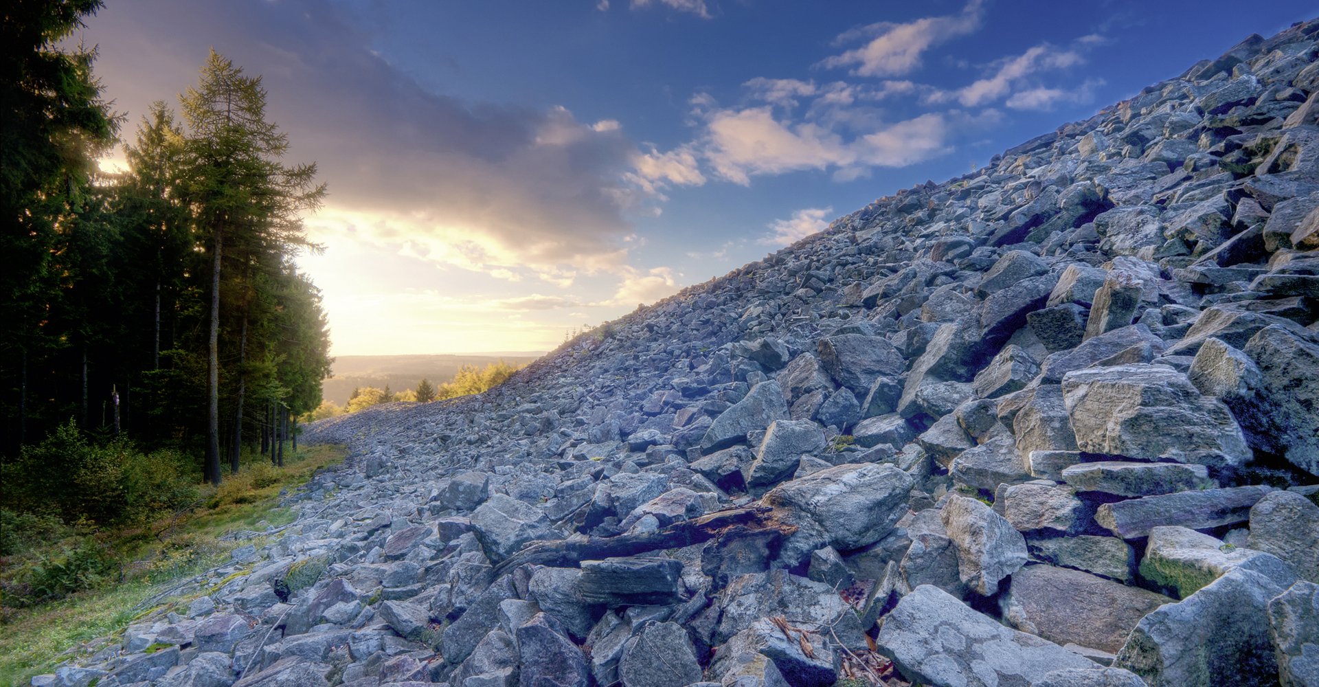Keltischer Ringwall Otzenhausen in der Abendsonne