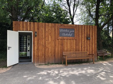 Verkaufsautomat am Rande des Bahnradwegs mit dem Namen "Lädchen zum Bahnhof"