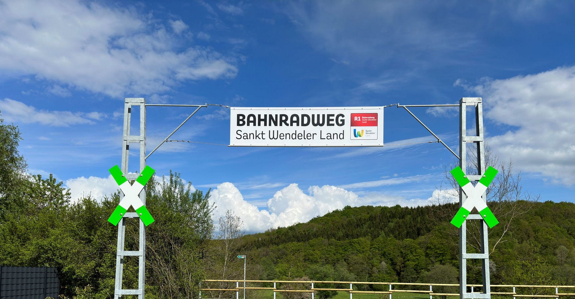 Am Start des Bahnradweges würde ein Transparent gespannt mit der entsprechenden Aufschrift