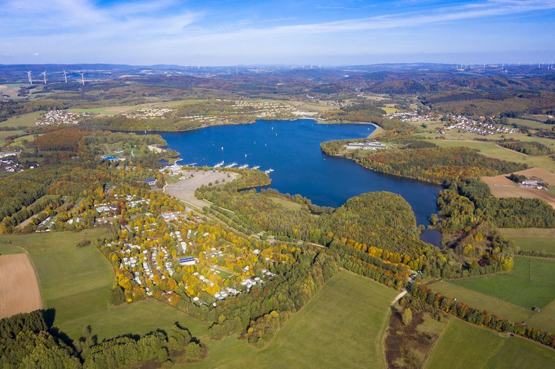 Bostalsee und Campingplatz von oben fotografiert