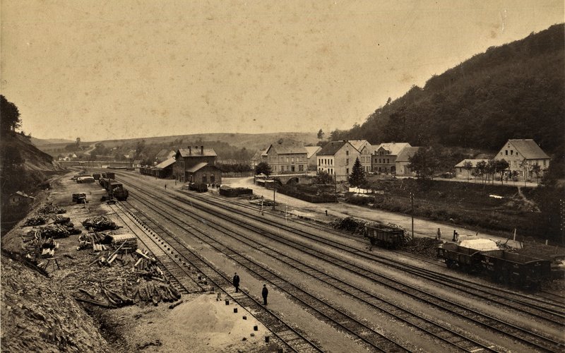 © Archiv Heimatfreunde Türkismühle Aufnahme in Sepia vom Bahngelände Türkismühle Ende des 19. Jahrhunderts. Es ist ein Luftbild und zeigt die Schienenführung im Bahnhofsbereich