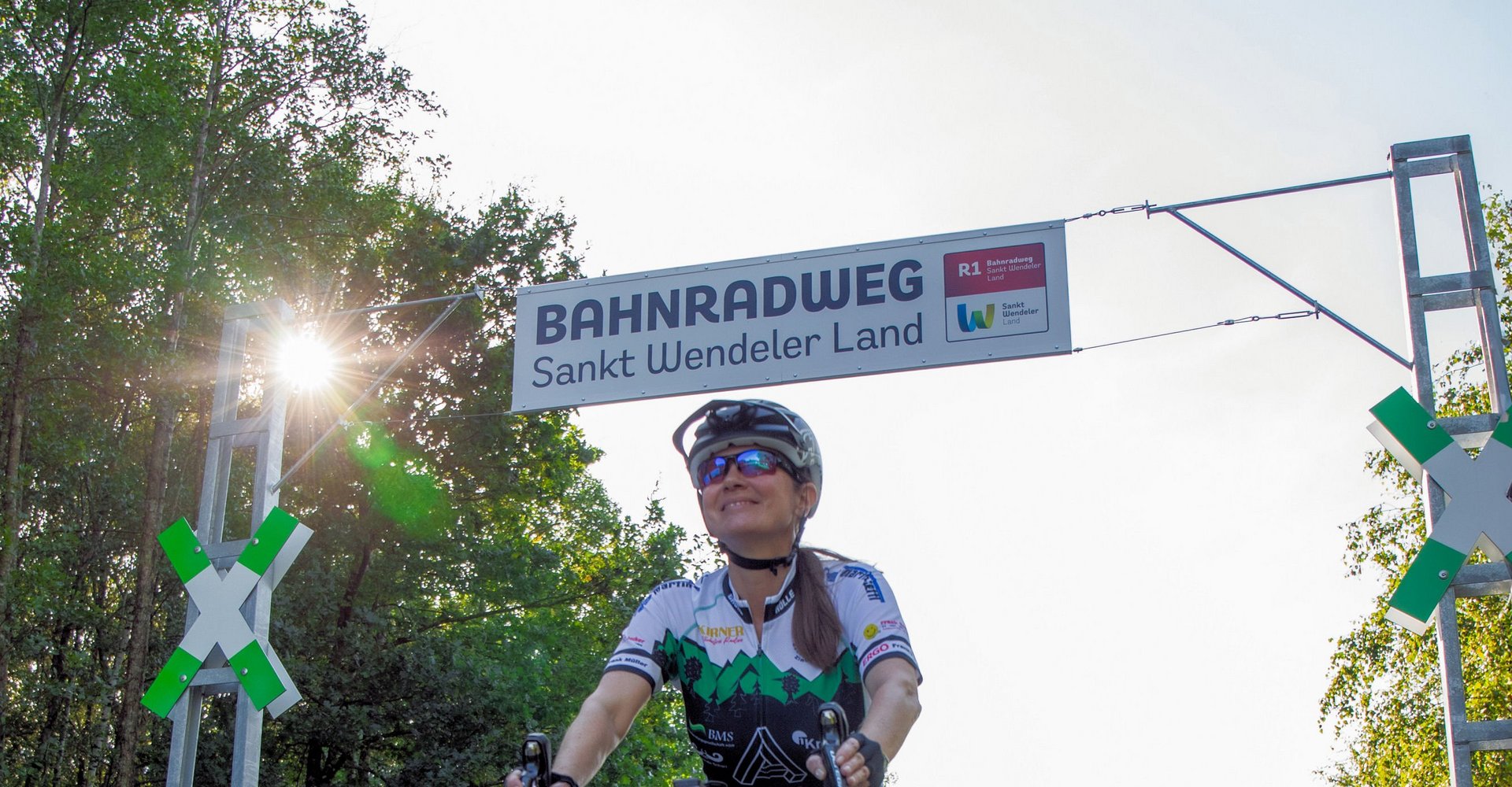 Eine Radfahrerin fährt auf dem Bahnradweg
