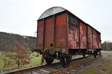 alter Bahnwaggon auf der Schiene