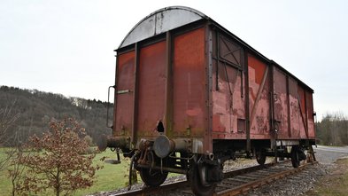 alter Bahnwaggon auf der Schiene