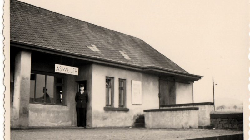 © Dieter Küntzer alte schwarz-weiß Fotografie von 1959, die das frühere Bahnhofsgebäude von Asweiler zeigt