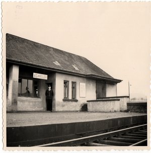 schwarz-weiß Fotografie von 1959, die das frühere Bahnhofsgebäude von Asweiler zeigt