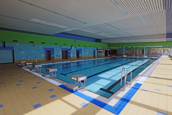 Weiselbergbad Oberkirchen Innenansicht - Blick auf das Schwimmbecken