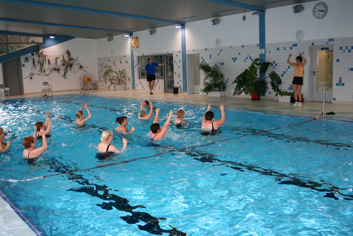 Eine Menschengruppe bei der Wassergymnastik im Hochwaldbad Nonnweiler