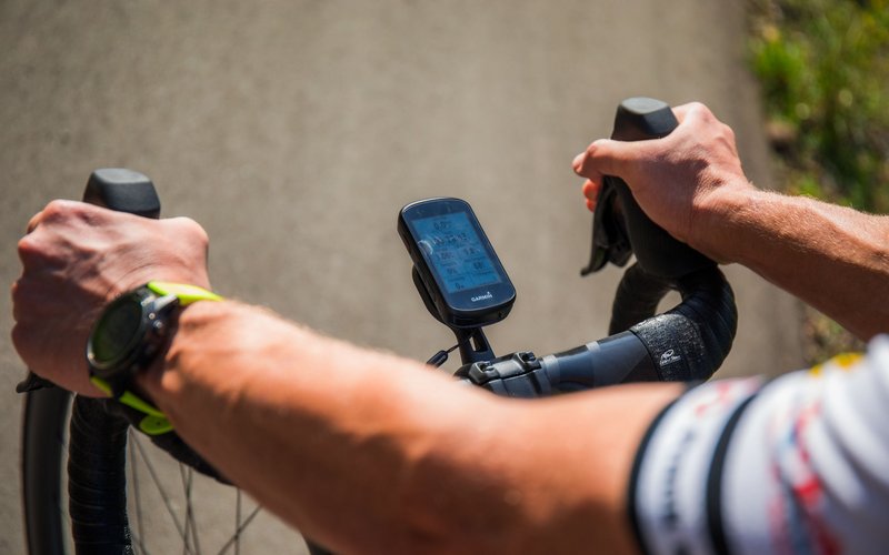 Großaufnahme eines Fahrradlenkers, der von 2 Männerhänden umfasst wird. 